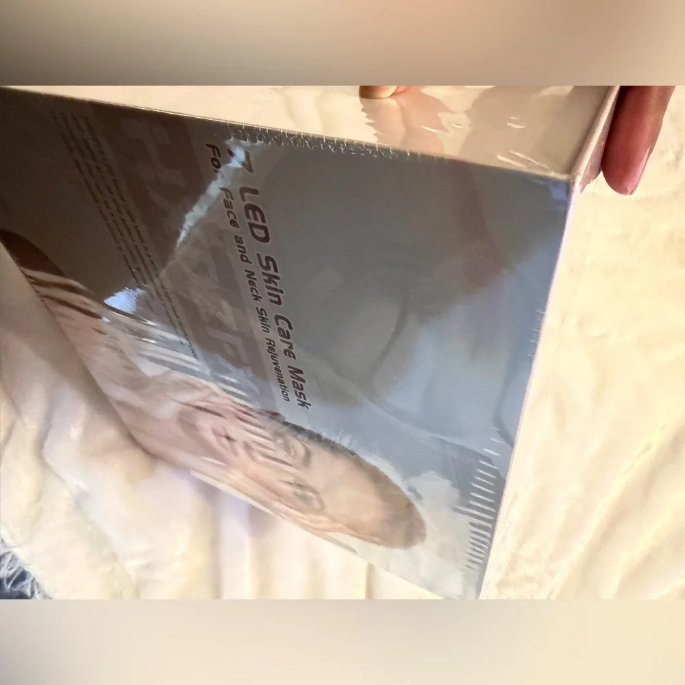 Gold LED Facial Mask - Picture 7 of 9